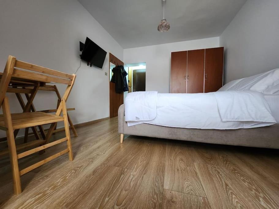 Andi'S Place-Comfy Studio-City Center Tirana Bagian luar foto